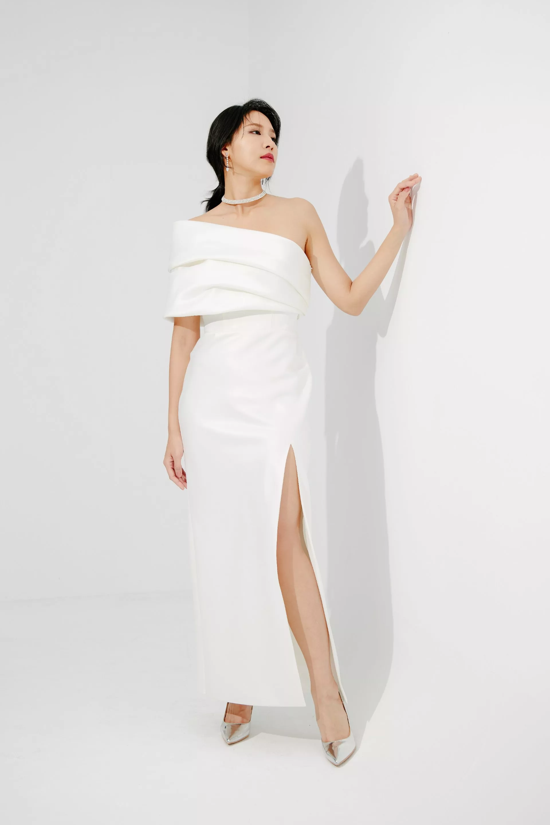 斜肩開衩白色緞面禮服-4-2024Collection