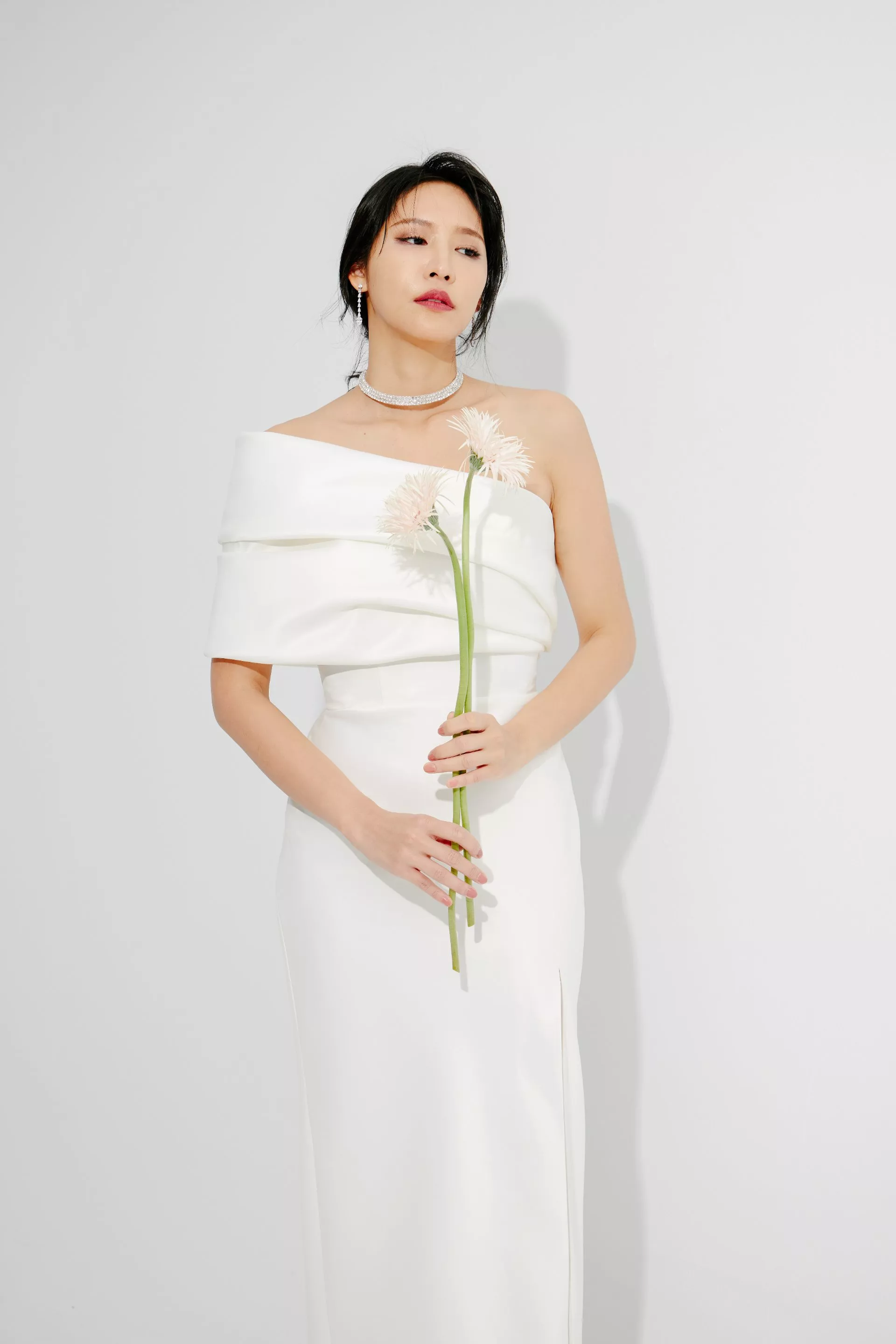 斜肩開衩白色緞面禮服-3-2024Collection