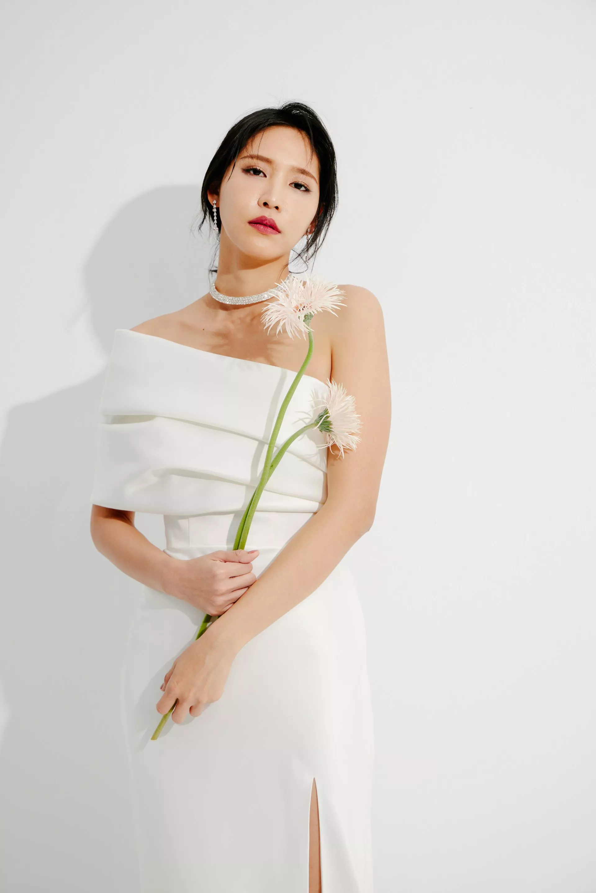 斜肩開衩白色緞面禮服-6-2024Collection