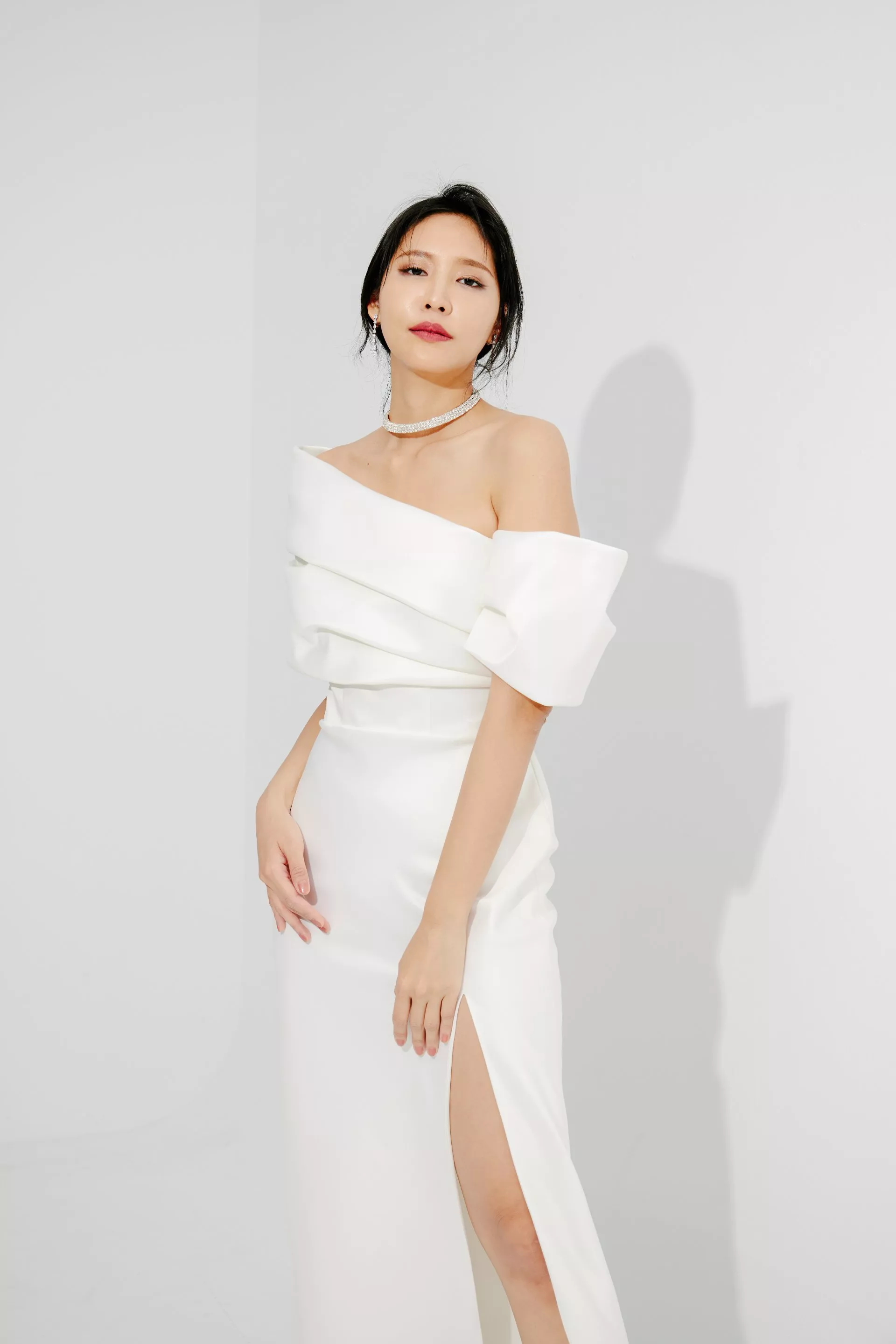 不對稱袖開衩白色緞面禮服-2-2024Collection