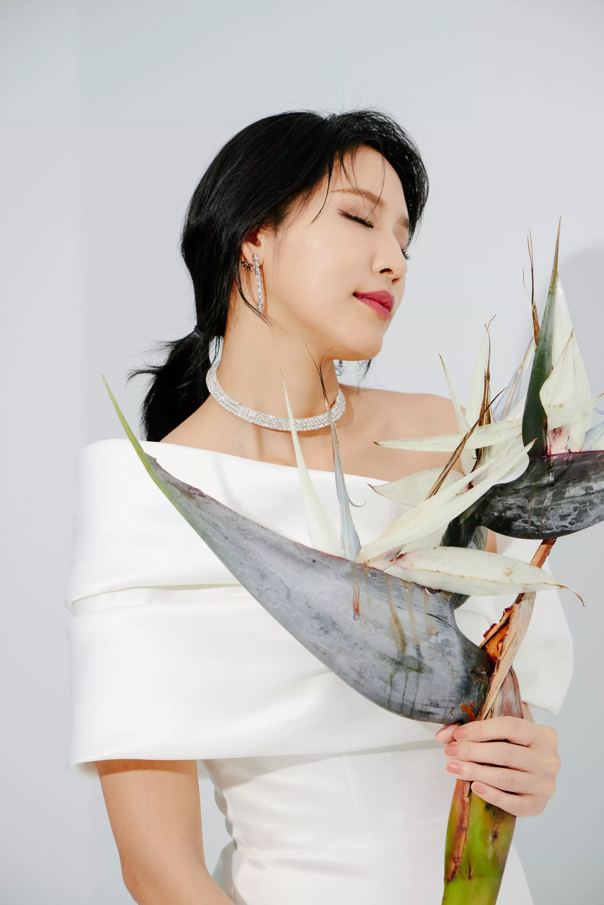 不對稱袖開衩白色緞面禮服-3-2024Collection